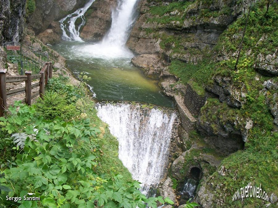 07a Cascata viene poi sfruttata per centrale elettrica.JPG